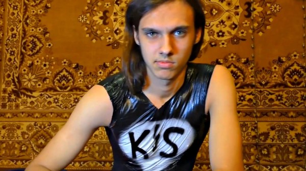 外国帅哥发明液体衣服,喷上就能出门,网友:撕下来时候爽吗?