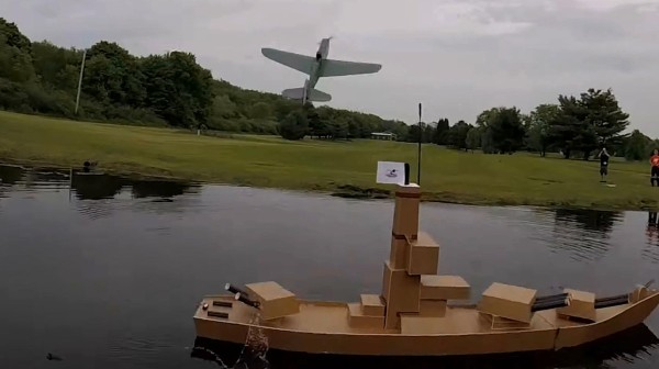 老外制作遥控轰炸机和遥控战舰,模拟击沉画面,场面看着相当炫酷