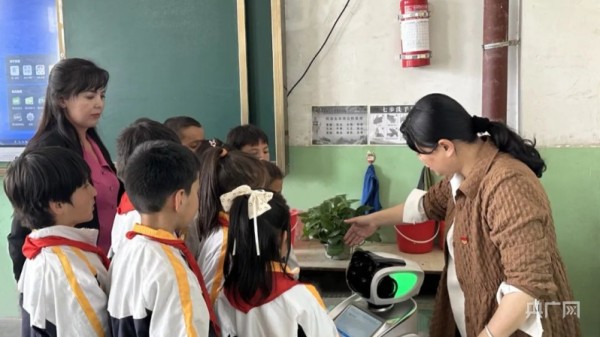 “送教下乡”让孩子体验科技乐趣