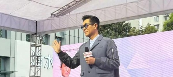 54岁古天乐回应“不用智能机”：真不想用，上网看新闻占卜