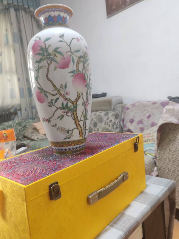 粉彩九桃纹赏瓶