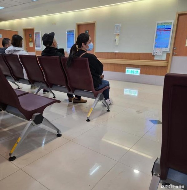 郭碧婷爸爸好福气，仨女婿都很孝顺，住院时向佐曾两次返台看他