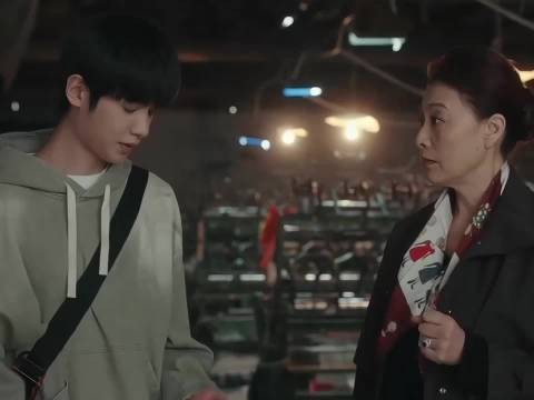 明辉和明珠婆婆一起去找美奇孩子的父亲，回到家后两个人互相夸奖