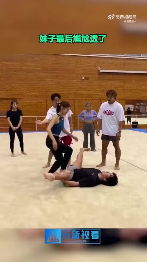 妹子最后尴尬透了