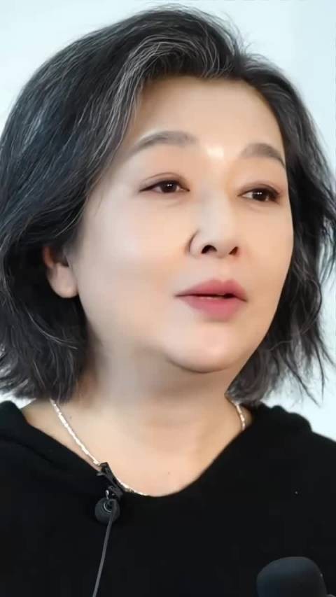 60岁江珊自然老去优雅自信