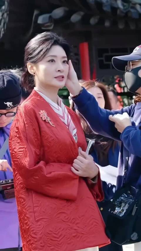 早已退去主持人光环的周涛，已经是保利集团演出公司的董事长