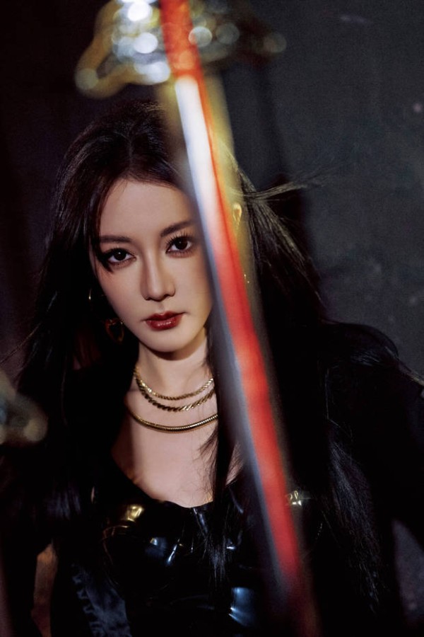 迪丽热巴眼神超A，气场全开。