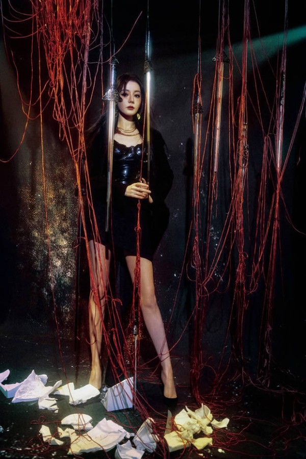 迪丽热巴身材高挑，一双修长美腿吸睛。