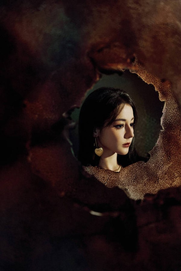 迪丽热巴侧颜精致，美貌养眼。