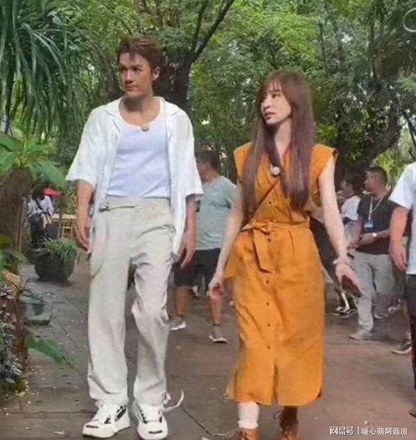 王心凌吴克群多次同框，穿情侣装约会，网友：朋友变爱人很正常