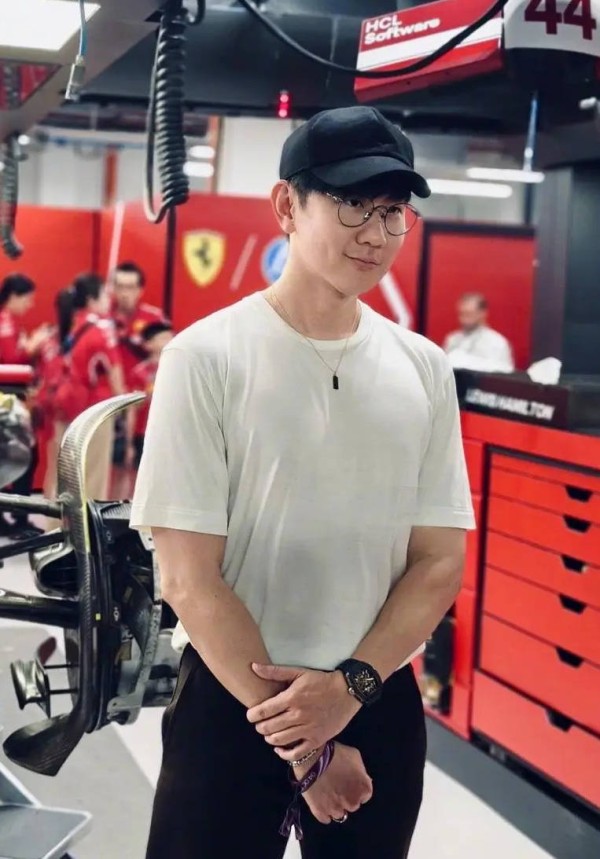 林俊杰与美女同游洛杉矶被偶遇！本人发文疑似回应恋情