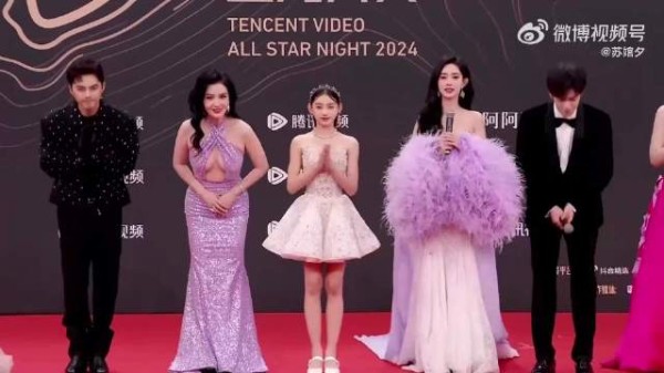 孟子义穿抹胸露出事业线,李昀锐低头看了一眼霸气喊话:捂着点