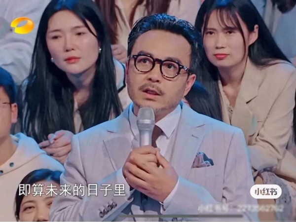 欢快阳光q：标题：《涵哥的娱乐启示录：苏醒的人生，迎向远方的心情》
大家好，这里是你们的娱乐指南，今天我们要深度解读涵哥在《我想和你唱》第四季第二期中的一番话语，让我们一同探寻其中的深意，感受娱乐圈的风云变幻，以及对 #0713再就业男团# 的祝福。
苏醒，不仅是一种状态：
首先，让我们聊聊“苏醒”这个词。涵哥用得巧妙，他并非仅仅是在鼓励人们每天早上醒来，而是在传达一种生活态度。苏醒，是一种对于困...