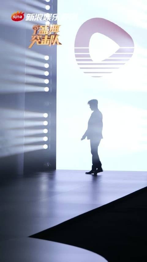 何聪睿携labubu亮相鎏光盛典红毯，萌物配型男引关注