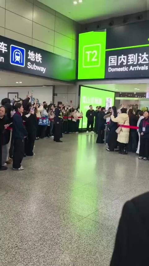 孙颖莎剪发换新造型，与队友同机抵达引关注