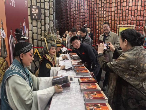 这些难忘的动人瞬间汇聚成光，让艺术节的美好与温暖直抵人心