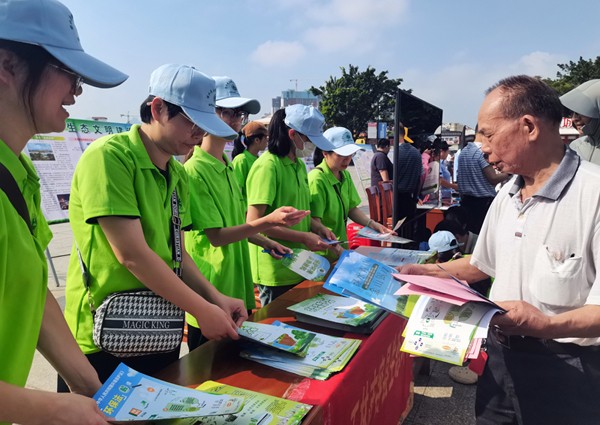 工作人员向市民群众科普环保知识。梁涵摄