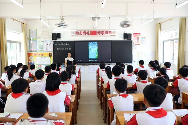 师生互动探讨环保课题。柳俊宇摄