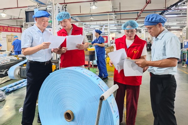 志愿者们进企业宣传环保政策。邓钧元摄