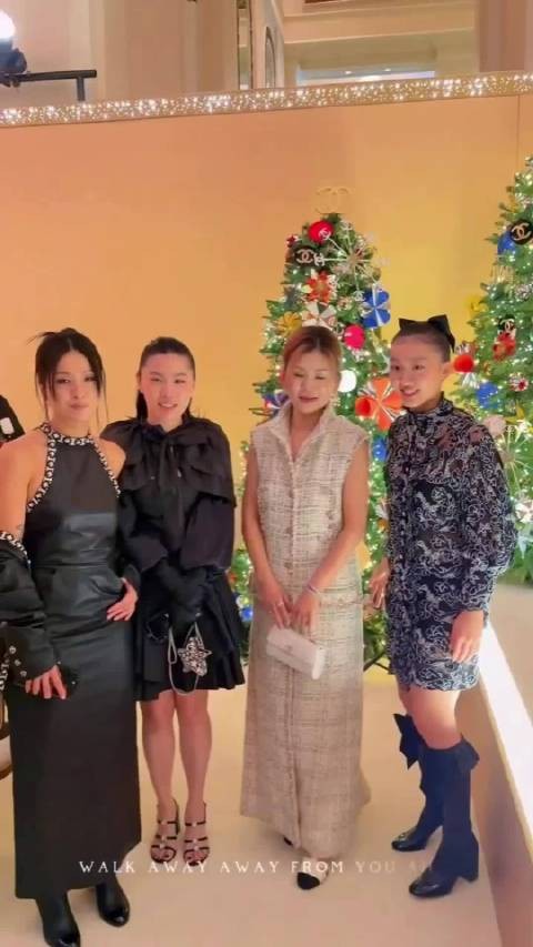 陈奕迅妻女出席晚宴，母女俩长得好像