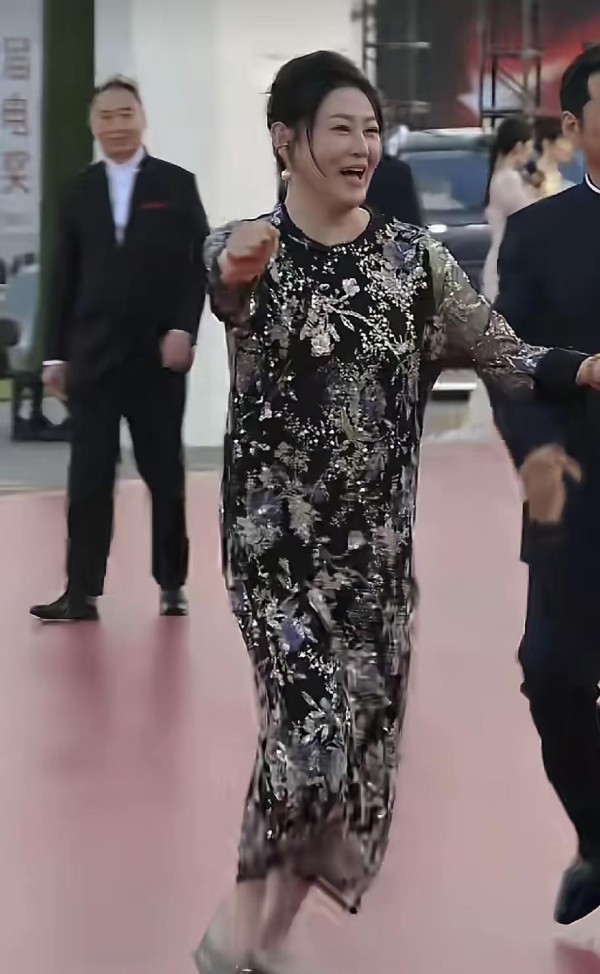 55岁王思懿近照曝光，她穿宽松花裙子，中年发福成了邻家胖大婶！