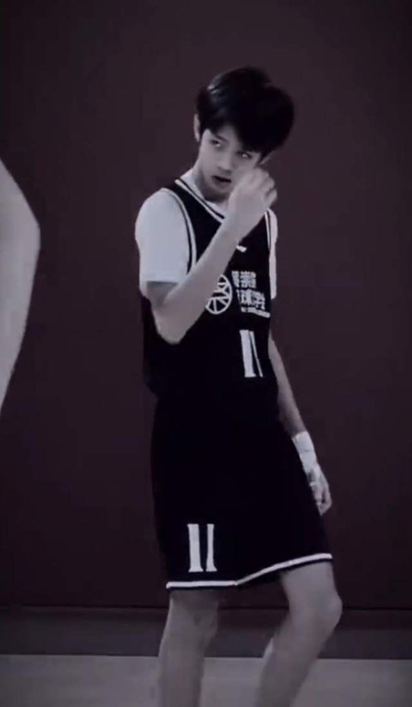 孙俪儿子打篮球照帅出圈，颜值高还很阳光，四肢好长能长到190