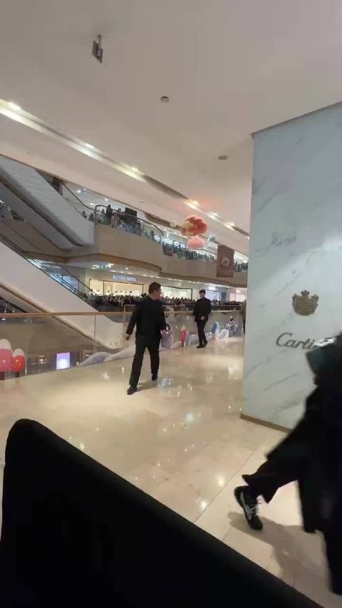 白敬亭南京活动以全黑造型亮相，卷毛翘发尽显贵公子气质