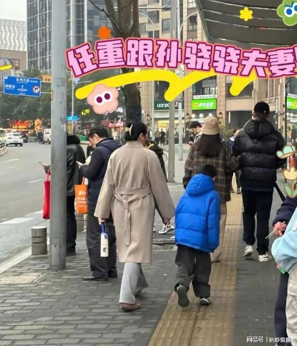 任重携妻和好友聚餐，与孙骁骁牵手超甜蜜，46岁任重双鬓已斑白