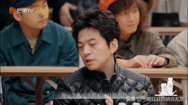 堆堆豆：李健问毛不易：“你开车了吗？”毛不易一脸懊恼地说：“不会，不敢。”李健仿佛化身驾校老师或者汽车销售，说：“你学呀，开车多好，有利于创作。”果然，毛不易提起了兴趣了，“是吗？”
 
李健一副很认真地样子：“当日了，每一个人几乎都有好几首原创都是来自于开车，因为开车人是有激情的，开车有意思，你有一个单独的空间。”
 
毛不易说：“我没有想学过。”
 
李健继续说开车的好处：“你一学你就会爱上开...