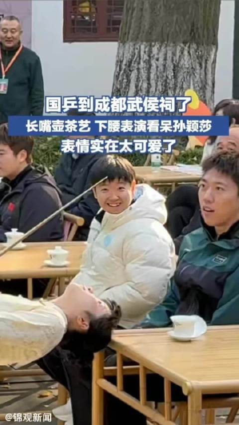 捧场小咪就这样乐呵呵给小姐姐鼓掌