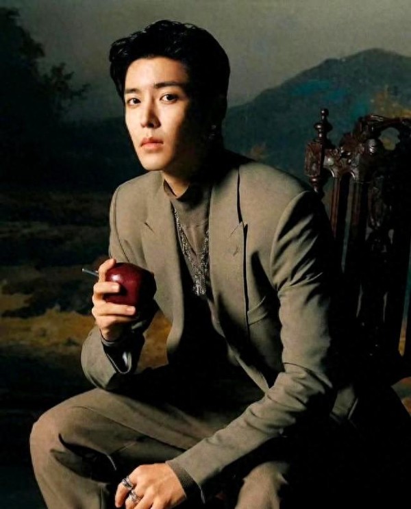 从争议到赞美:侯明昊的时尚之路启示录