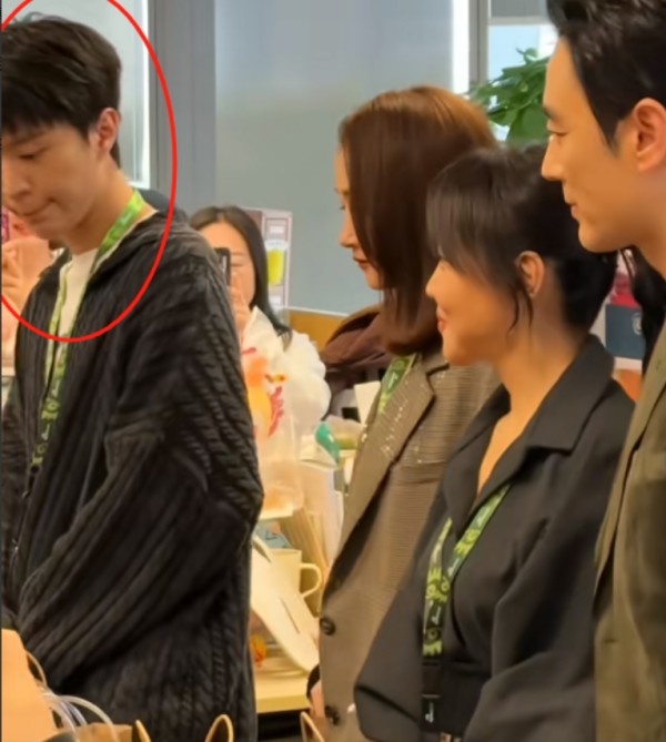 小安说事:在娱乐圈这个光怪陆离的大舞台上,范丞丞的名字总是带着几分争议与话题。他像是那个在镁光灯下长大的孩子,每一步都被人审视,每一句话都被人咀嚼。提起他,有人是盲目的吹捧,有人则是毫不留情的拉踩。
综艺里的他,是那个活泼开朗的搞笑担当,总是能恰到好处地抛出梗,让屏幕前的你我笑得前仰后合。那些欢乐的名场面,就像是夏日里的冰淇淋,让人忘却烦恼,心生欢喜。
可一到影视剧,范丞丞似乎就成了那个“流量”的...