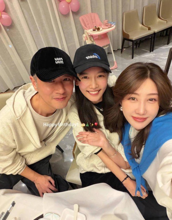 恩爱藏不住！任重孙骁骁与好友聚餐 牵手互动好甜蜜