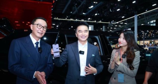 许亚军美国被偶遇，61岁状态让人不敢认，形象气质还是这么好