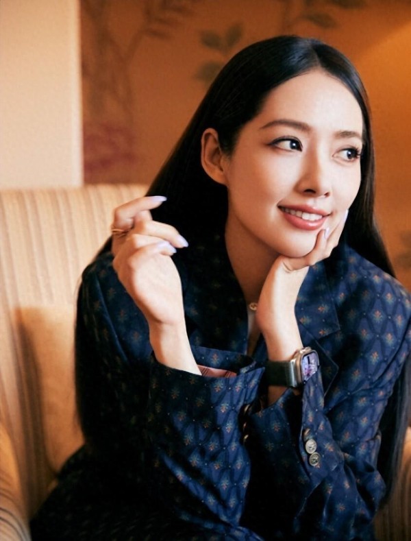 41岁的郭碧婷带两个孩子逛街,素颜朝天令人唏嘘,儿子倒地撒泼