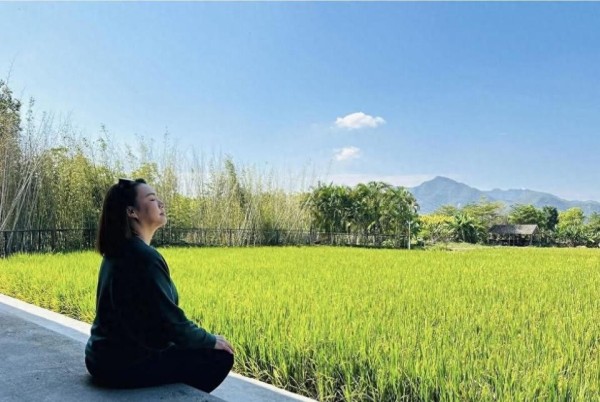 黎瑞恩在北京旅游，搂儿子合照一脸幸福，20岁儿子身宽体胖像父亲