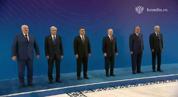 会议开始前进行了合影