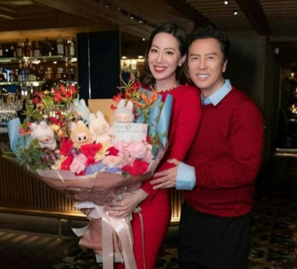 甄子丹老婆发文！20年婚姻告白戳中全网，硬汉私下竟是宠妻暖爸