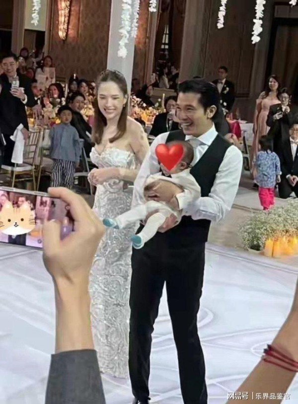 邱泽许玮甯补办婚礼，3个月的儿子腿长逆天，颜值随爸妈开挂