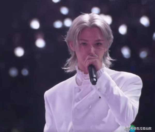 李龙馥MAMA开场：低音炮英语点燃舞台，魅力四溢