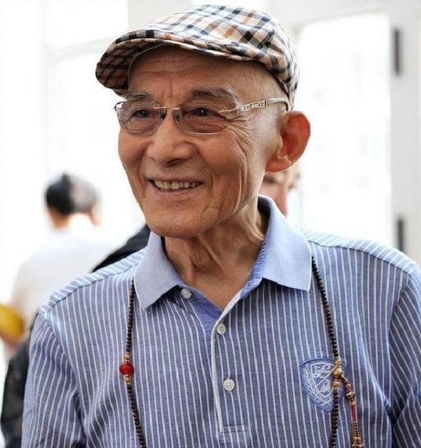 97岁田华现状曝光，和小孙子相依为命，住破旧老房子，生活清苦