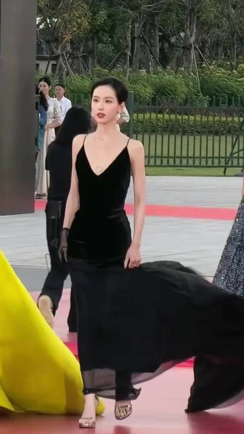 关晓彤陈都灵金鸡奖红毯同框，2美女争芳斗艳，校花不输年轻妹妹