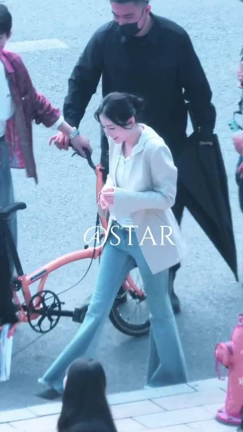 迪丽热巴骑车路透笑容明媚