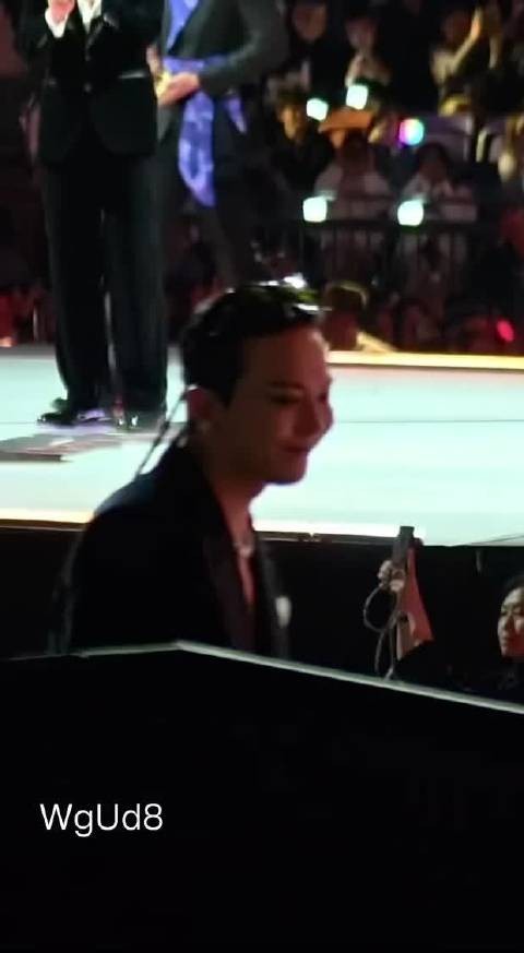 周润发为权志龙颁奖，两人手牵手画面萌趣