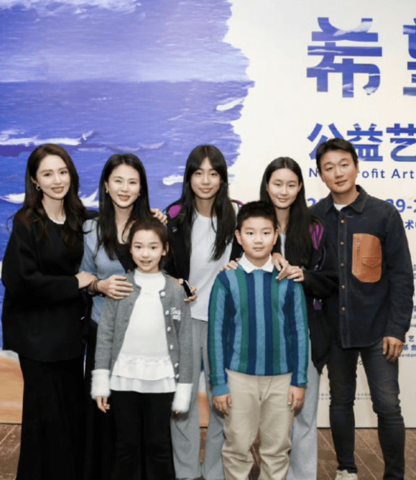 搜狐娱乐讯 近日，小酒窝和佟大为儿子一起做公益，乖巧懂事。