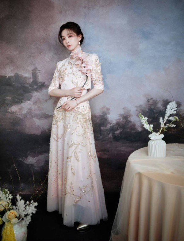 刘诗诗下颌线优越。