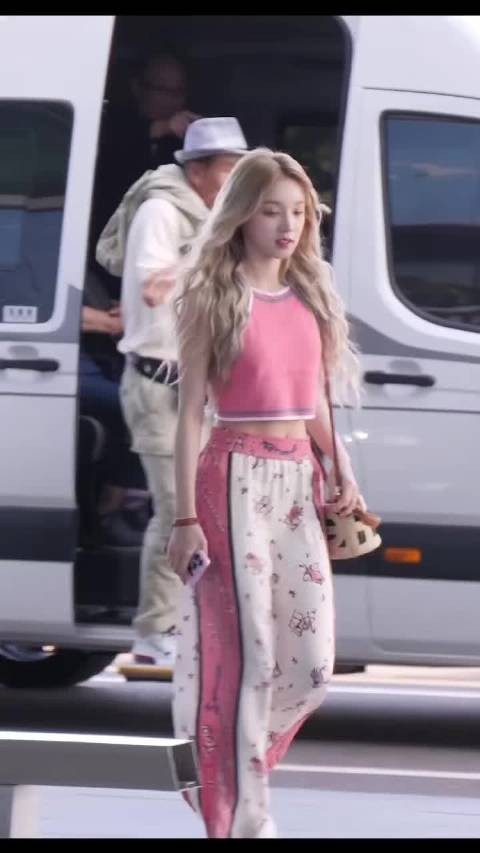 宋雨琦真的是那种美的在山上发光的女神,这应该就是心动的感觉