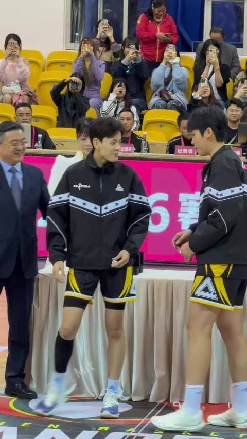 太可爱了，副队长向队长求婚 ，你们小节目可真多