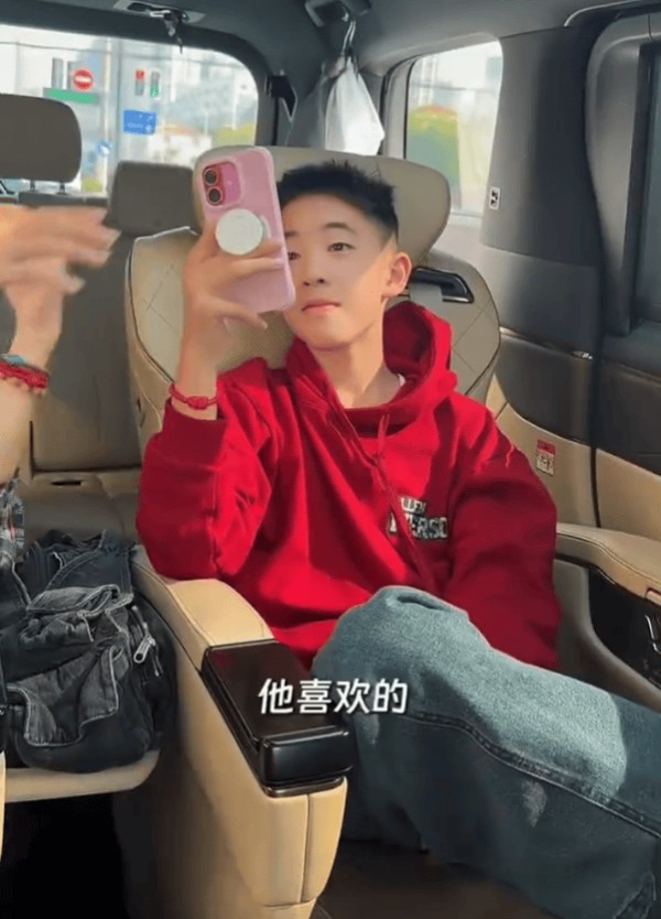 应采儿陪儿子跑通告缺席陈小春演唱会 Jasper西装造型又帅又萌