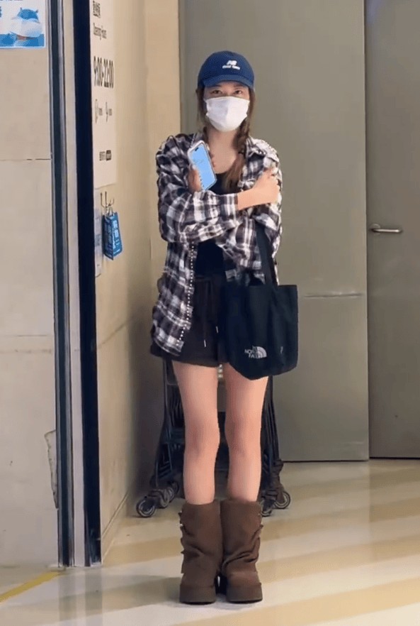 当天，应采儿化身“经纪人”，全程跟拍、鼓励儿子，甚至因此错过了老公陈小春的演唱会。活动结束后，Jasper连环追问：“爸爸帅还是我帅？”，应采儿直言“陈小春最帅”！